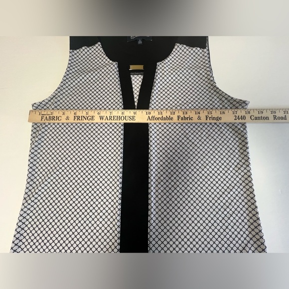 JONES NY SIGNATURE BLACK/WHITE GEOMETRIC DESIGN V NECK SLEEVELESS TOP SIZE SMALL - Picture 4 of 6